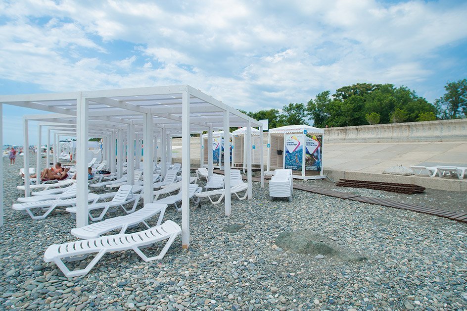 Пляж отеля «Bridge Resort» в Имеретинской Бухте