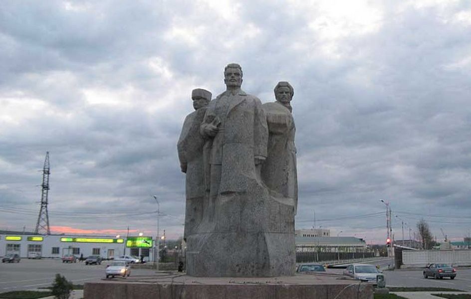Памятник борцам революции Николаю Гикало, Асланбеку Шерипову и Гапуру Ахриеву