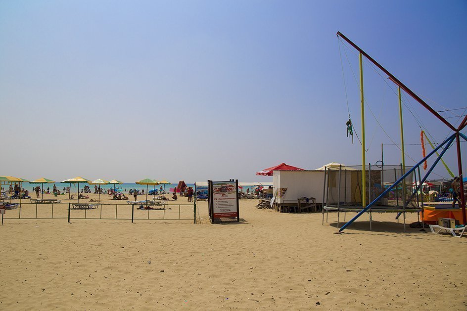 Пляж в сторону Джемете (между Тополиным проездом и улицей Кольцевой)