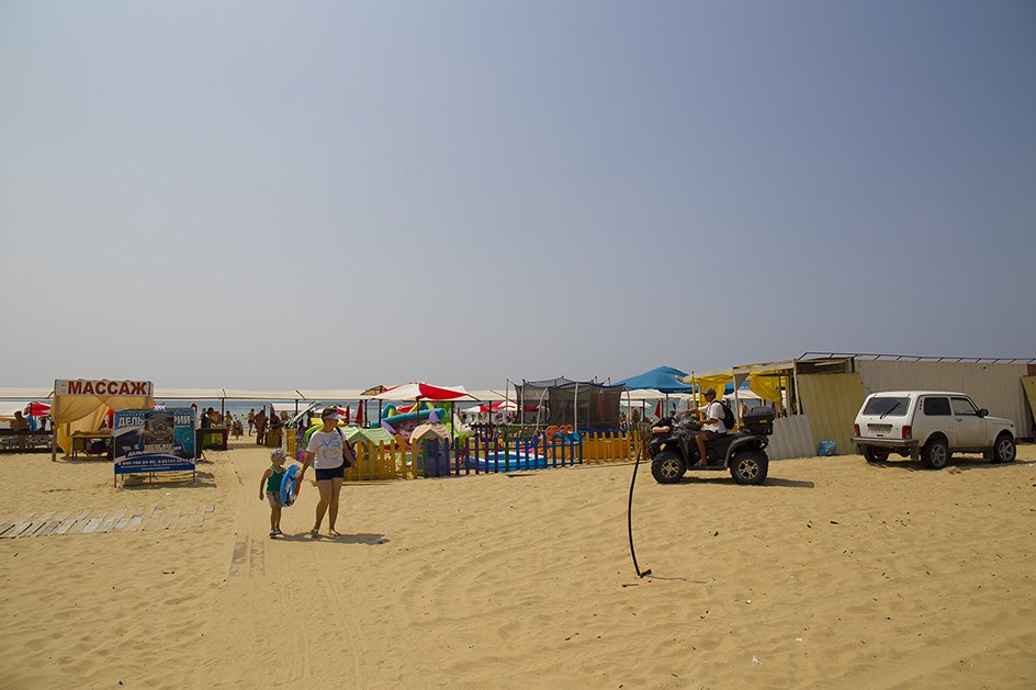 Пляж в сторону Джемете (между Тополиным проездом и улицей Кольцевой)