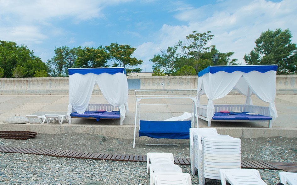 Пляж отеля «Bridge Resort» в Имеретинской Бухте