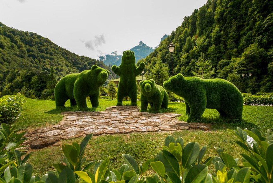 Мир фантазии и скульптуры: парк, где трава создает удивительные истории
