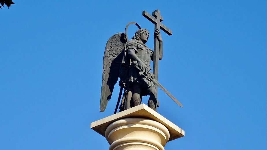 Стелла Михаила Архангела в центре Сочи