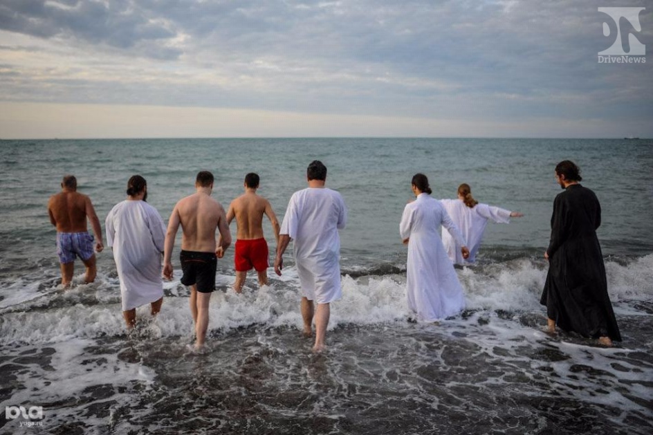 Администрация Сочи и РПЦ попросили не купаться на Крещение в море