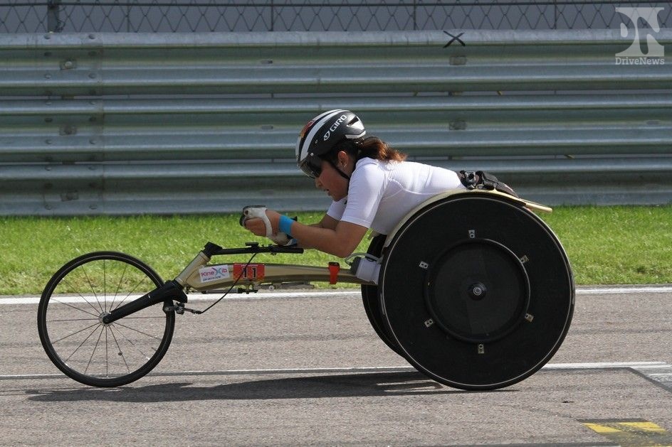 Паралимпийцы покорили полумарафон на колясках на трассе Формулы-1 в Сочи
