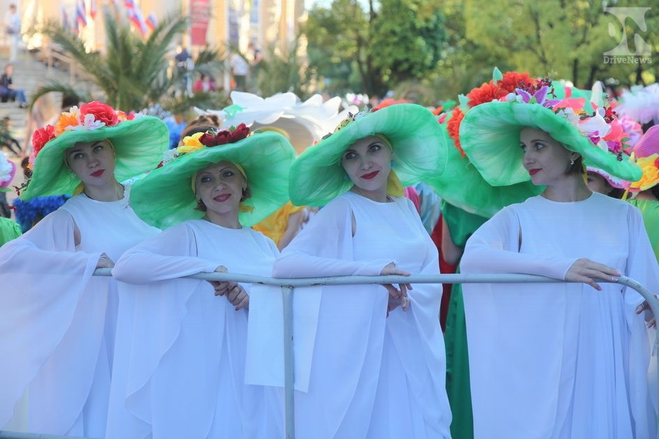 Карнавал в Сочи блистал всеми видами шляп и фантазиями участников