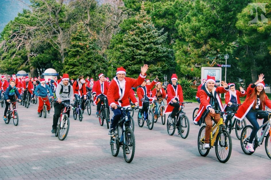 Дед Морозы и сказочные герои пересядут на велосипеды и устроят забег