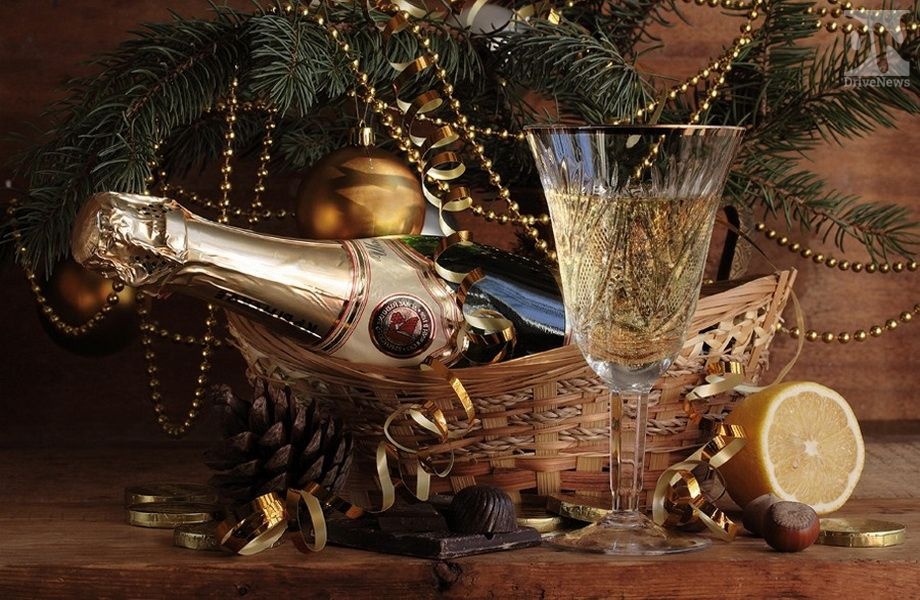 Депутат от Ленинградской области предлагает разрешить продажу шампанского круглые сутки в новогоднюю ночь