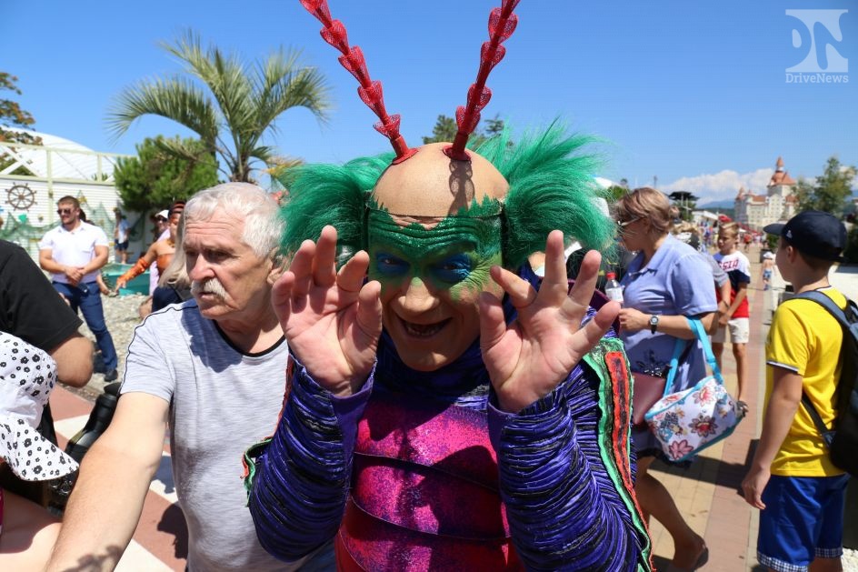  Артисты шоу OVO от Cirque du Soleil прогулялись по Имеретинской набережной в Сочи