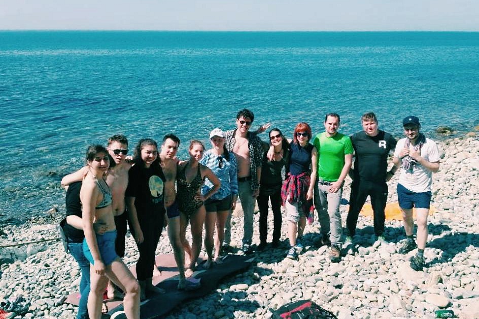 Скала, море и енот: как прошли выходные в Сочи