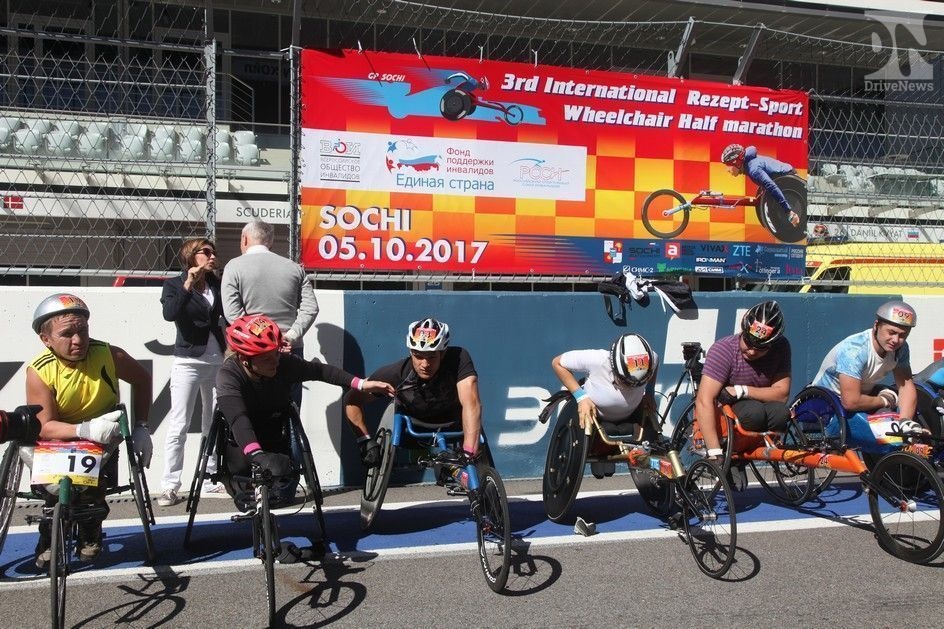 Паралимпийцы покорили полумарафон на колясках на трассе Формулы-1 в Сочи