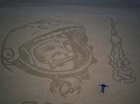 В Анапе к дню космонавтики нарисовали на песке гигантский портрет Юрия Гагарина