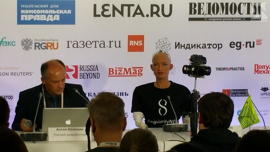 Робот София на пресс-конференции в Сколково скучала и в основном молчала