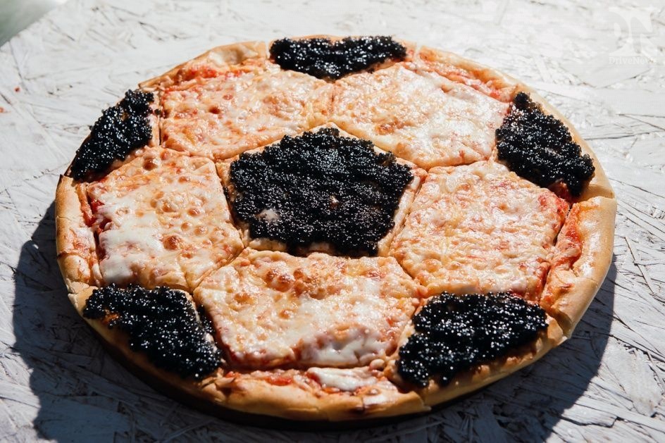 Футбольная пиццерия от рекламного агентства «Сочинение» накормила всех желающих