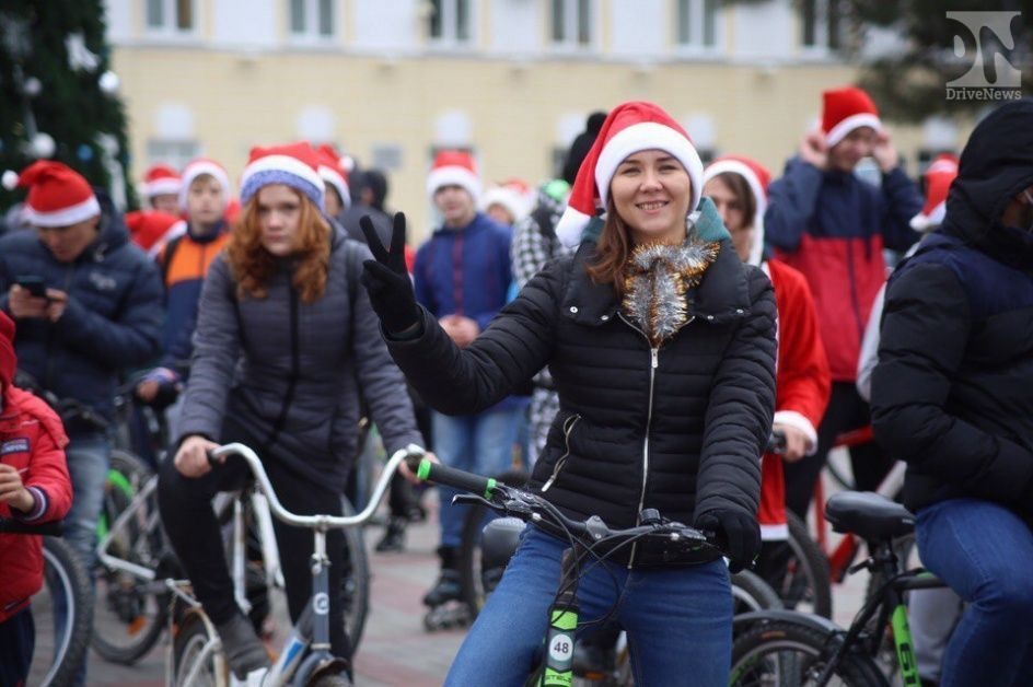 Дед Морозы в Геленджике пересели из саней на велосипеды