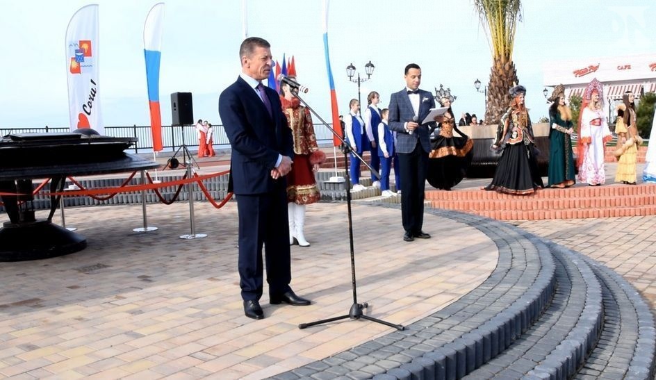 Тематическая зона отдыха с арт-объектом открылась на Имеретинской набережной в Сочи