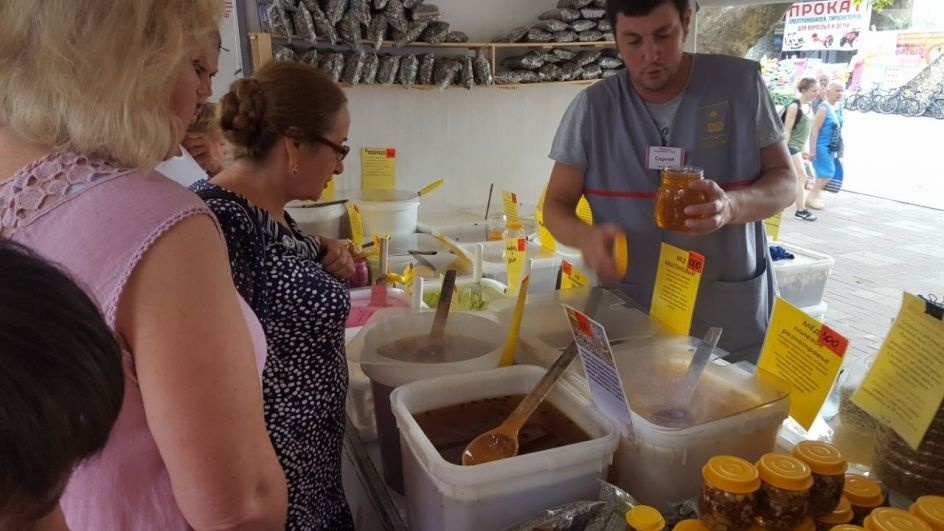 Щедрый кубанский рынок распахнул двери на «Карнавале воды» в Геленджике