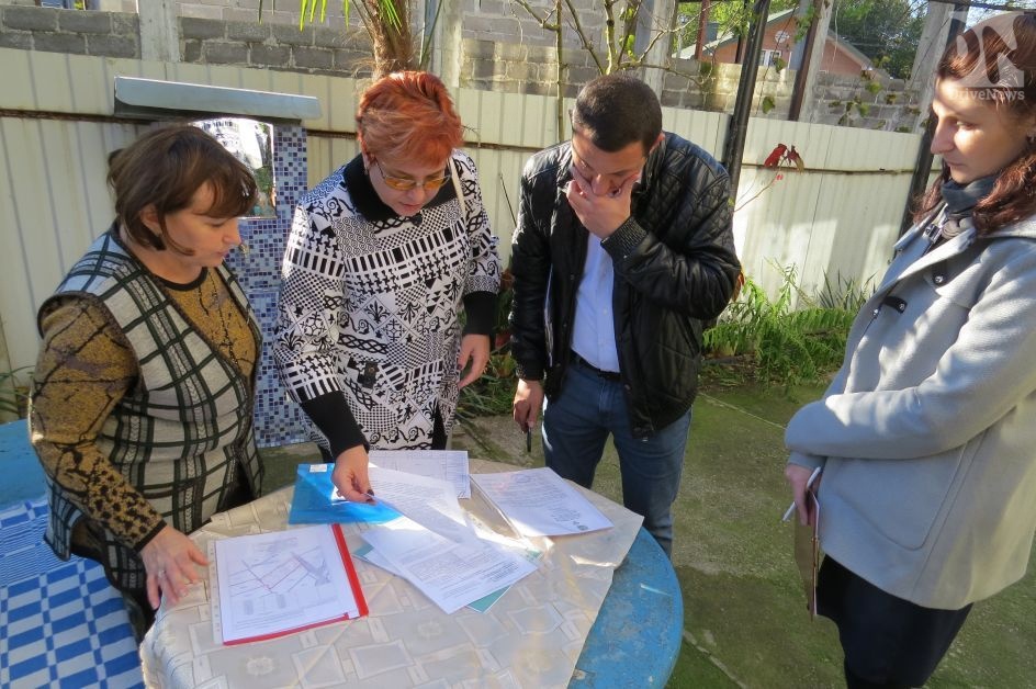 Представители СНТ «Чаевод» совместно с чиновниками проводят обход земельных участков