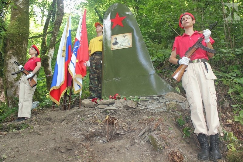 В горах Сочи открыли памятник погибшему лётчику Великой Отечественной войны