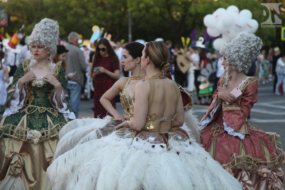 Карнавал в Сочи блистал всеми видами шляп и фантазиями участников
