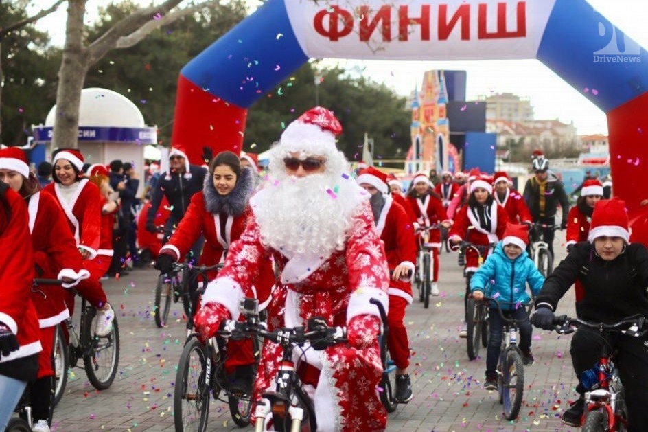 Дед Морозы в Геленджике пересели из саней на велосипеды