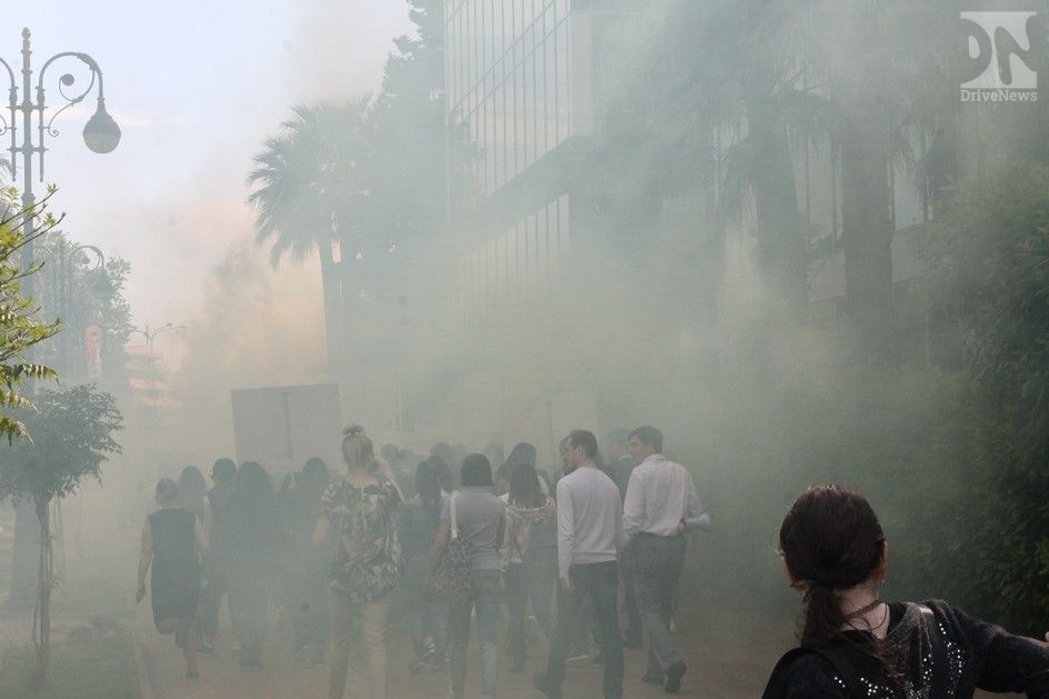 Антитабачная акция с дымом и в масках из фильмов-ужасов прошла в центре Сочи