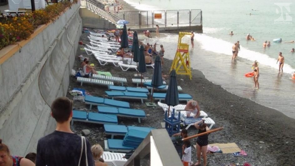 Гости пляжа «Светлячо» возмущены навязыванием платных услуг на муниципальном пляже