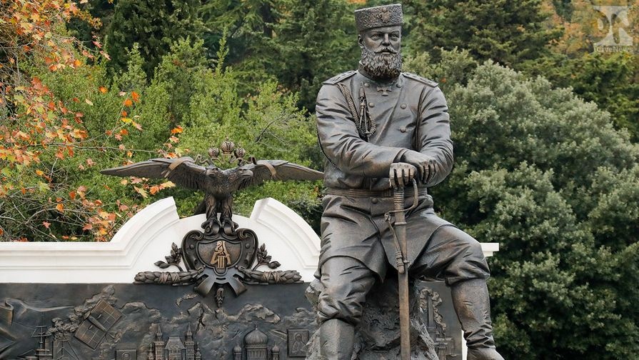 Президент России Владимиир Путин открыл в Крыму памятник царю Александру III