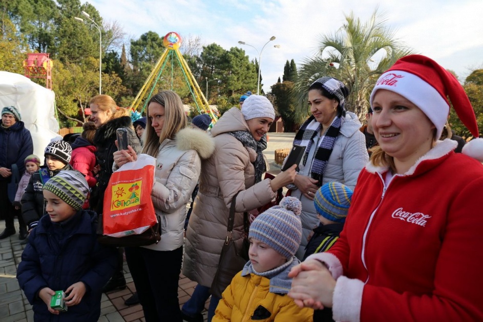 Караван Coca-Cola  привез радость и подарки детям Сочи