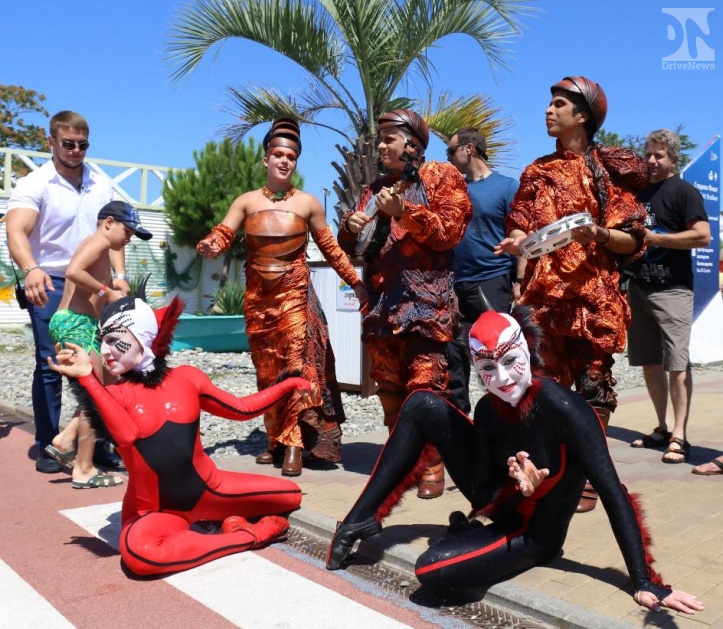  Артисты шоу OVO от Cirque du Soleil прогулялись по Имеретинской набережной в Сочи