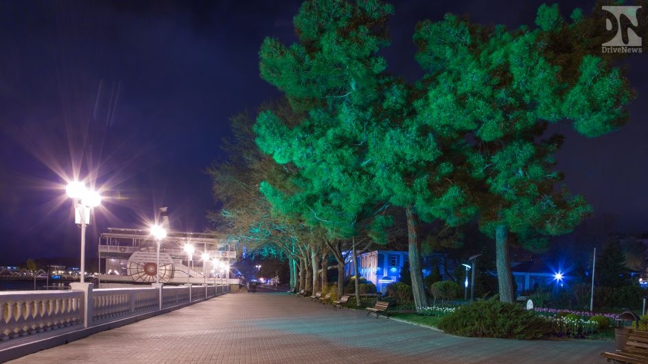 В фонарях набережной Геленджика заменят 3000 ламп