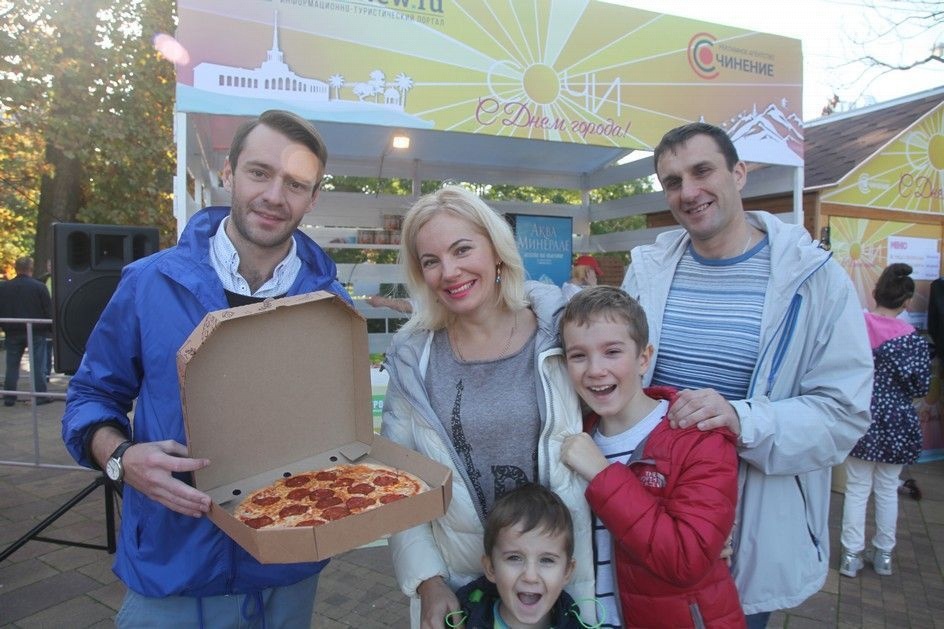 Футбольные пиццу бесплатно вручают победителям конкурса в Сочи на День города