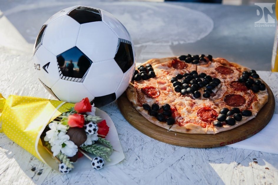 Футбольная пиццерия от рекламного агентства «Сочинение» накормила всех желающих