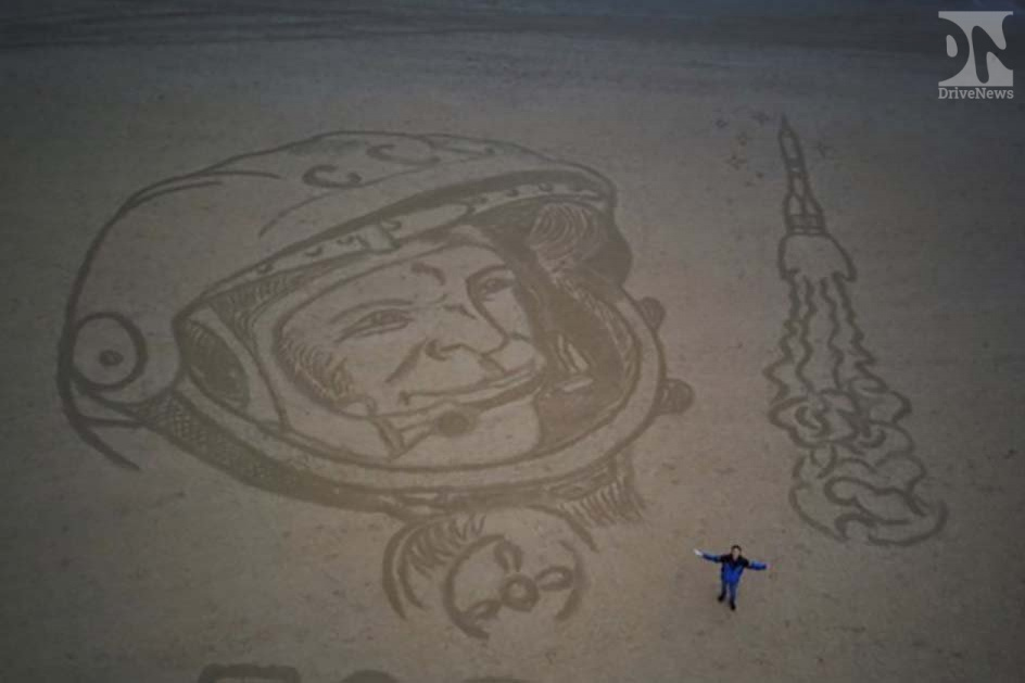 В Анапе к дню космонавтики нарисовали на песке гигантский портрет Юрия Гагарина