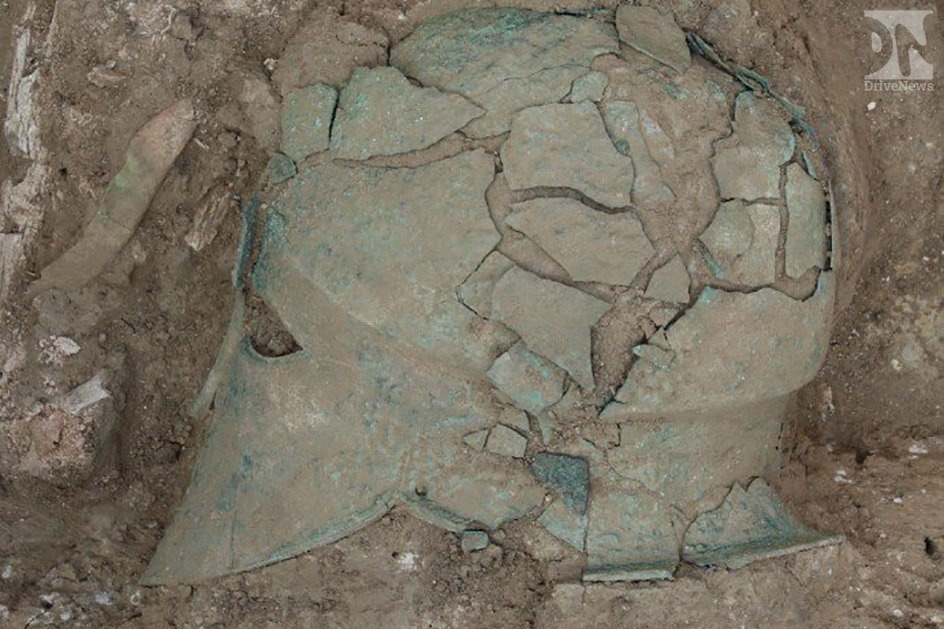 Реставраторы вернут форму найденному на Тамани шлему древнегреческого воина
