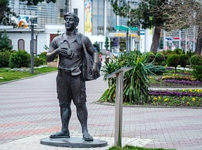 Скульптура «Турист» в Геленджике