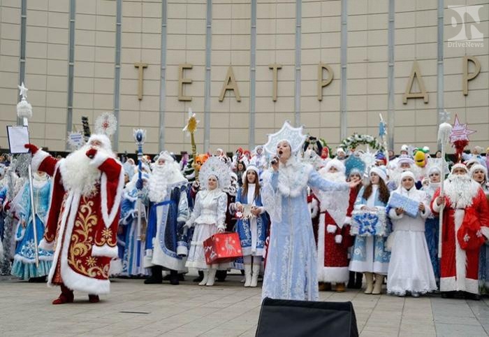 В Краснодаре прошел парад Дедов Морозов. Фото