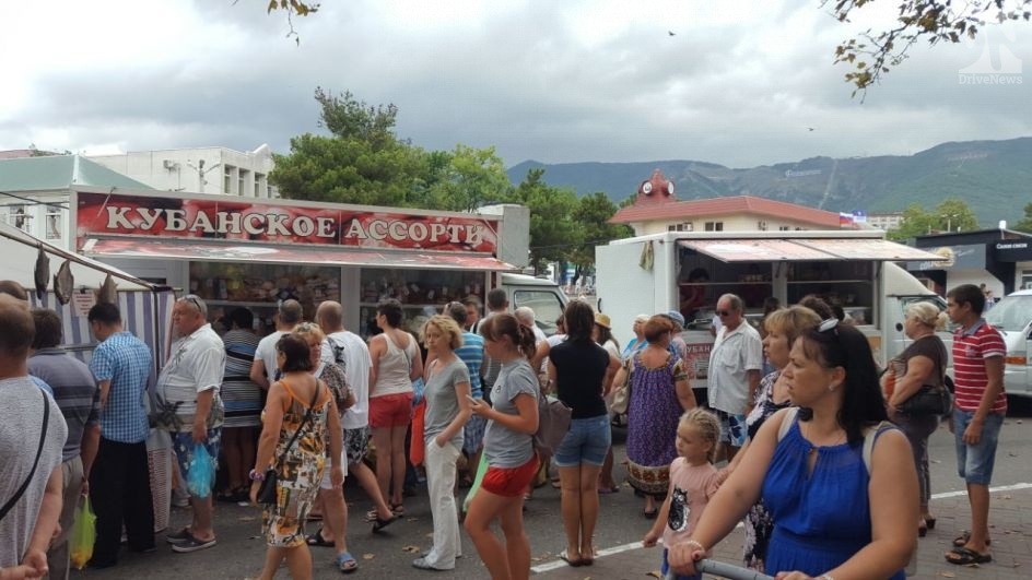 Щедрый кубанский рынок распахнул двери на «Карнавале воды» в Геленджике
