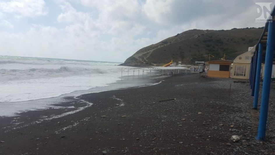 Шторм в Анапе смывает пляжную инфраструктуру