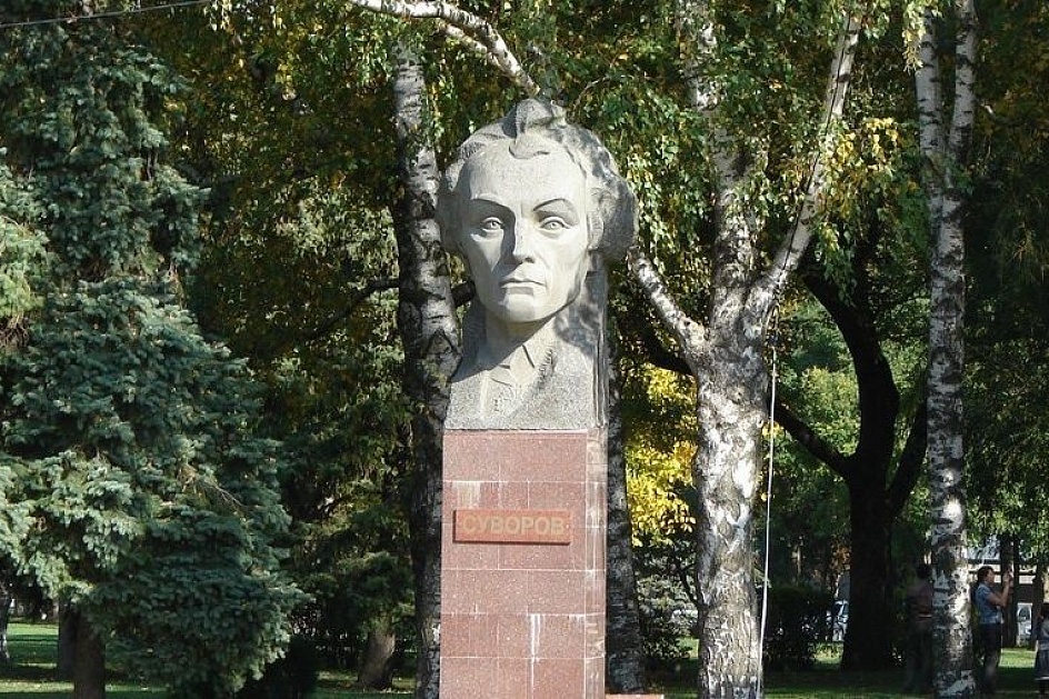 Крепостная стена с памятником Суворову